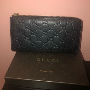 Gucci Black Wallet - Barely used!